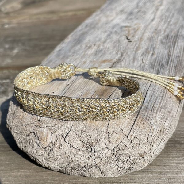 Bracelet femme Clo & Lou tissé à la main en fils de soie or et argent. Bijou artisanal disponible à Montpellier ou sur notre site !