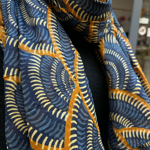 Foulard Sarah en coton naturel porté autour du cou