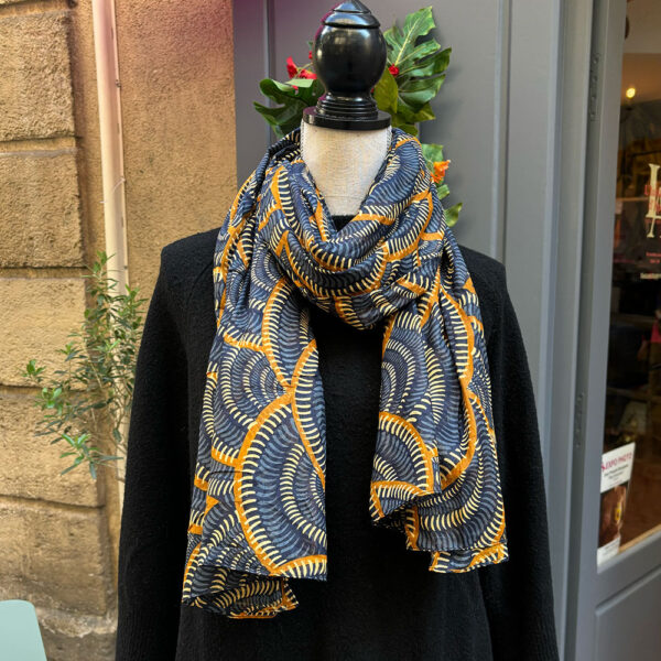 Foulard Sarah en coton naturel porté autour du cou