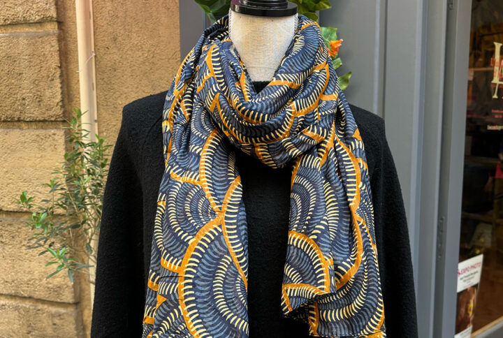 Foulard Sarah en coton naturel porté autour du cou