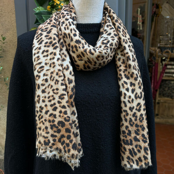Foulard, motif léopard