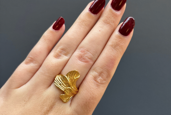 Bague feuille dorée texturée réglable en acier inoxydable – bijou Montpellier