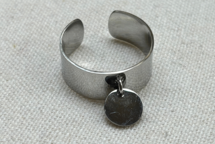 Bague argentée réglable en acier inoxydable avec pastille mobile – bijou Montpellier