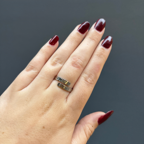 Bague argentée ouverte effet martelé réglable en acier inoxydable – bijou Montpellier