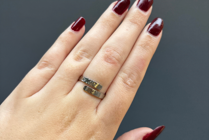 Bague argentée ouverte effet martelé réglable en acier inoxydable – bijou Montpellier