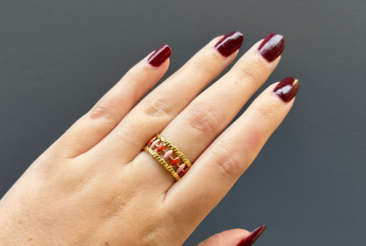 Bague dorée réglable en acier inoxydable avec résine rose et rouge – bijou Montpellier