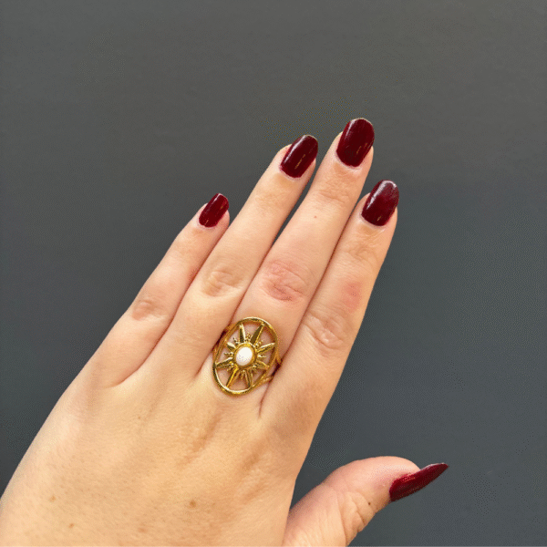 Bague dorée motif soleil ajouré avec pierre blanche réglable en acier inoxydable – bijou Montpellier