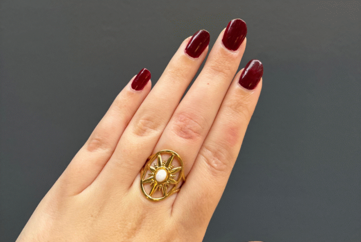 Bague dorée motif soleil ajouré avec pierre blanche réglable en acier inoxydable – bijou Montpellier