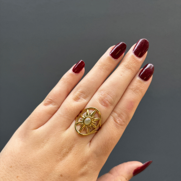 Bague dorée motif soleil ajouré avec pierre labradorite réglable en acier inoxydable – bijou Montpellier