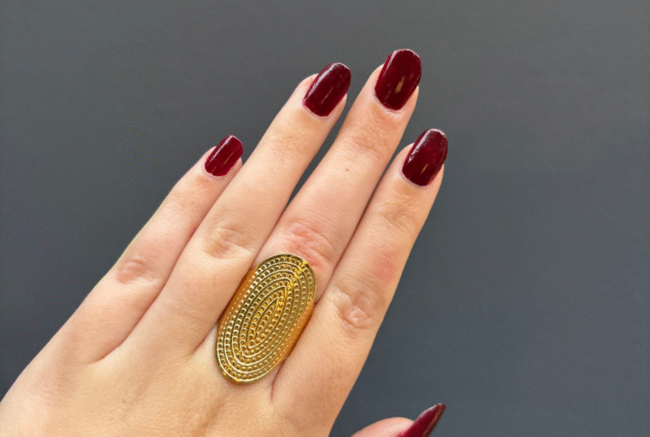 Bague ovale texturée dorée réglable en acier inoxydable – bijou Montpellier