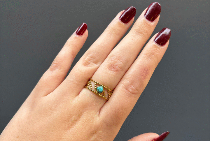 Bague dorée ajourée réglable avec pierre turquoise ou blanche en acier inoxydable – bijou Montpellier