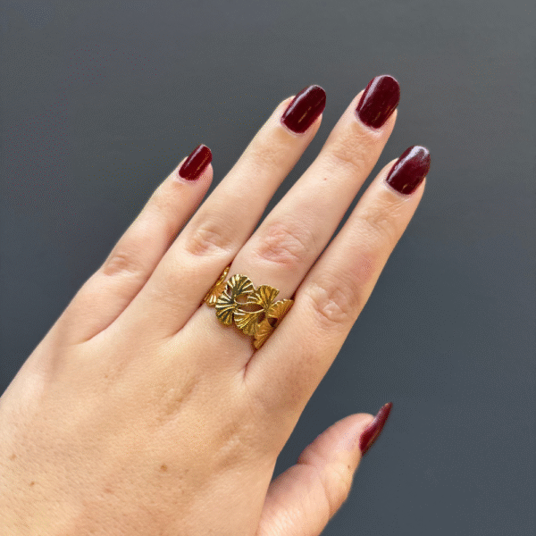 Bague dorée réglable motif feuilles de ginkgo en acier inoxydable – bijou Montpellier