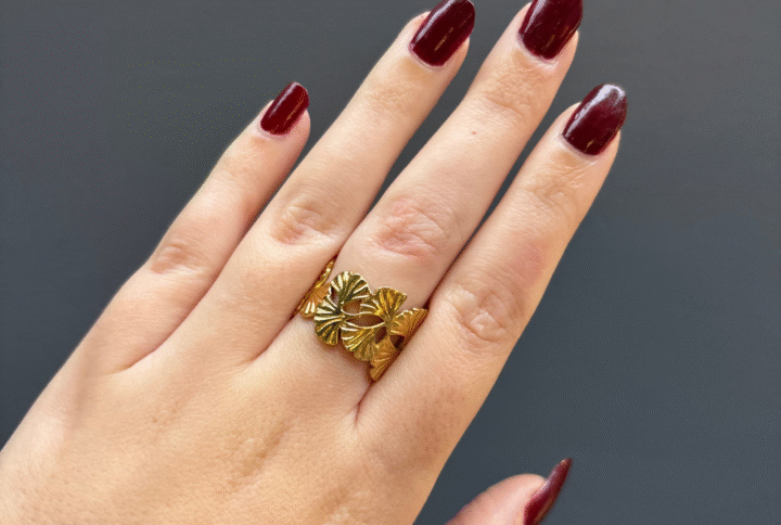 Bague dorée réglable motif feuilles de ginkgo en acier inoxydable – bijou Montpellier
