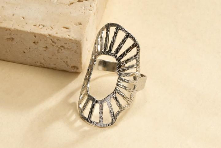 Bague Alice ajourée en acier argenté au design moderne