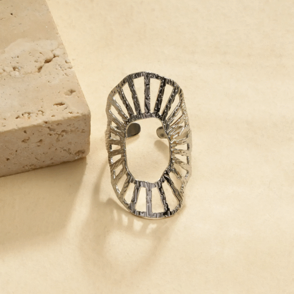 Bague Alice ajourée en acier argenté au design moderne
