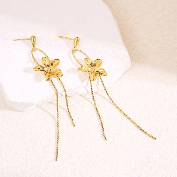 Boucles d’oreilles Julie fleurs dorées pendantes en acier inoxydable