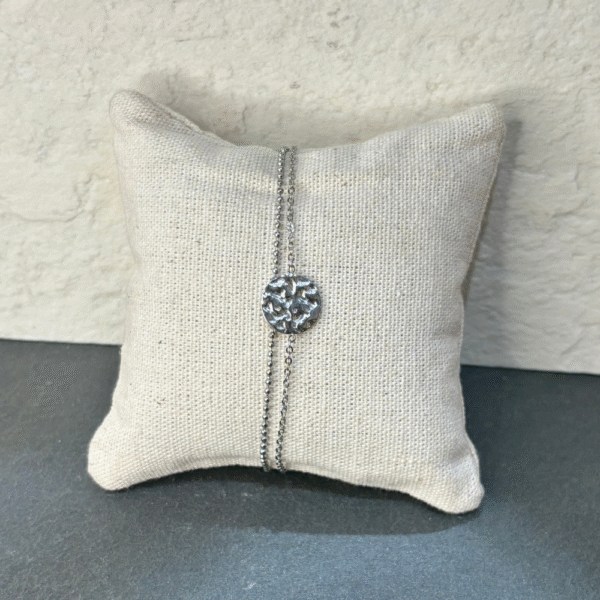 Bracelet Laurence en acier inoxydable argenté à double rang avec médaillon texturé