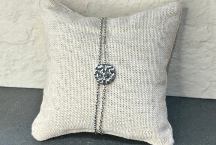 Bracelet Laurence en acier inoxydable argenté à double rang avec médaillon texturé