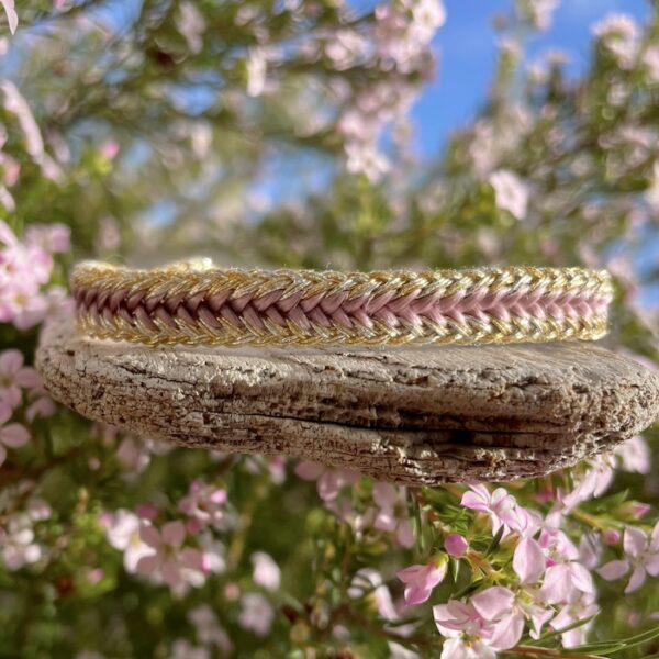 bracelet tissé artisanal soie vegetale mauve or argent ajustable perles argent 925 or