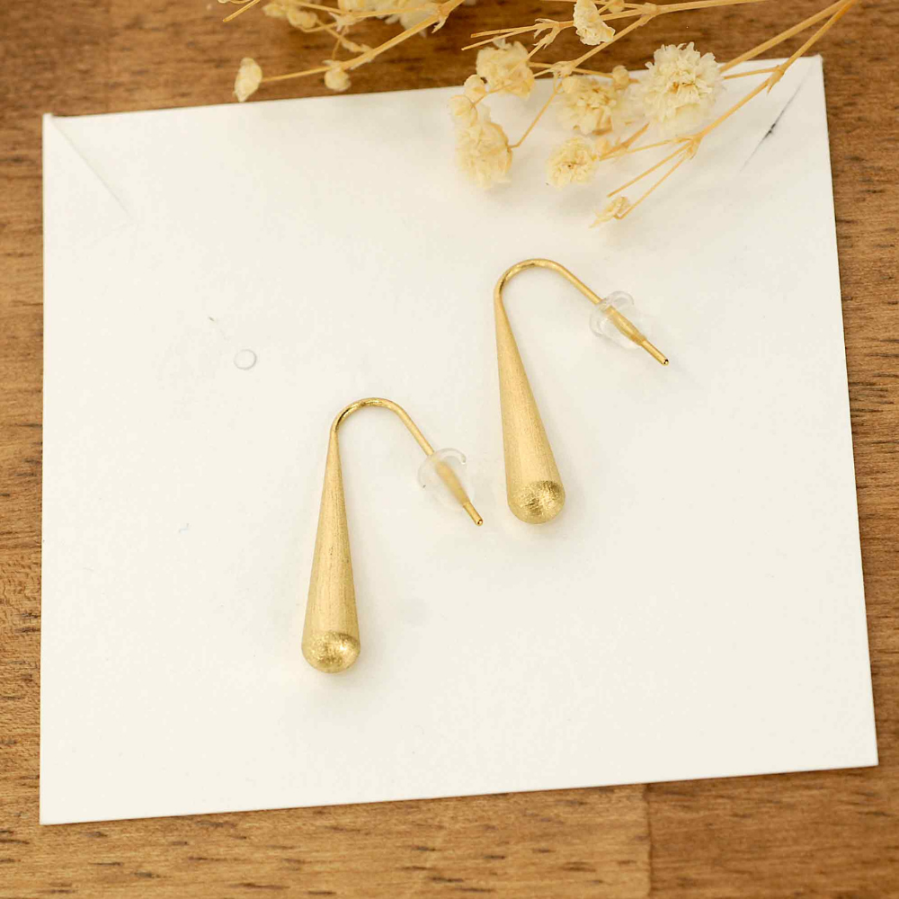 boucles-oreilles-dorees-goutte-mate-lea-linstant-dapprets