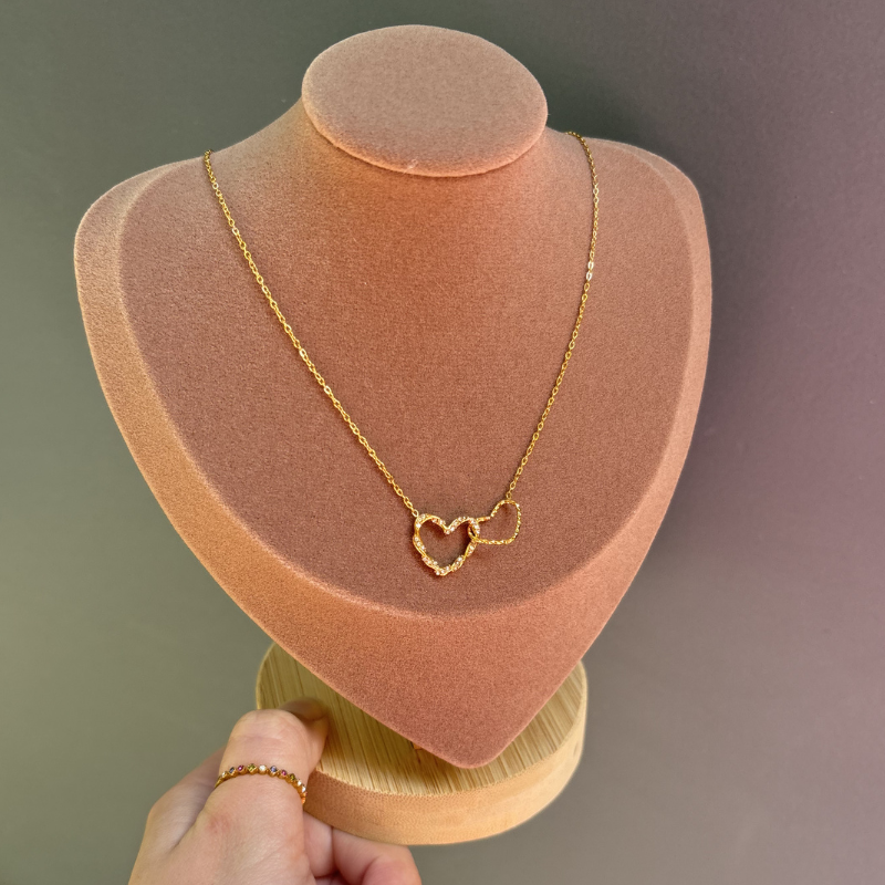 collier-dore-double-coeur-martele-chloe-montpellier