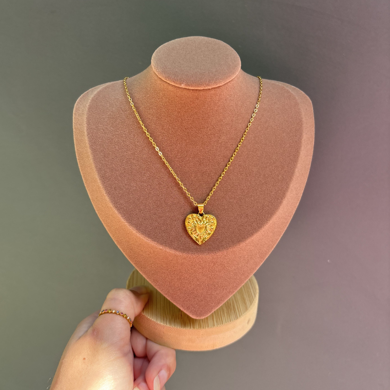 collier-dore-coeur-sacre-grave-aurore-montpellier