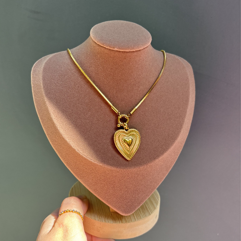 collier-dore-grand-coeur-grave-chaine-serpent-victoria-montpellier