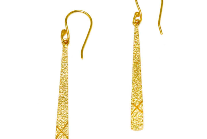 Boucles d’oreilles longues dorées en laiton Nataraj Collection