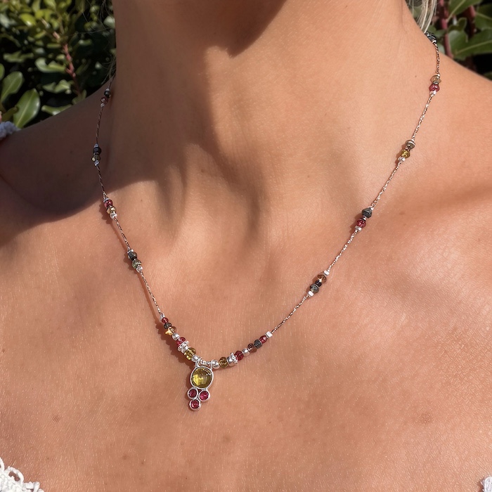 Collier Swan de Clo&Lou avec pierre de péridot sertie en argent 925, perles de cristal et perles en argent 925, ajustable en ras de cou ou en sautoir, chez L’Instant d’Apprêts à Montpellier.